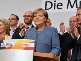 La canciller Angela Merkel habla en Berlín, Alemania, tras conocerse los resultados electorales.