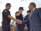 Imagen del ministro del Interior, Juan Ignacio Zoido, visitando a efectivos de la Policía Nacional desplegados en Cataluña.