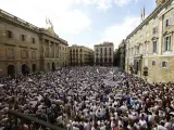 Concentración ante el ayuntamiento de Barcelona, convocada por la plataforma 'Hablamos?' en las plazas de los ayuntamientos de las grandes ciudades a favor del diálogo.