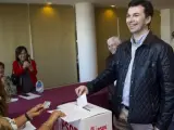 El candidato a la secretaría general del PSdeG Gonzalo Caballero, ejerce su derecho a voto a la secretaría general del PSdeG.