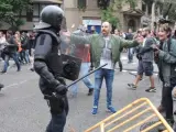 Un ciudadano se encara con un agente antidisturbios durante las protestas por la celebración del referéndum de Cataluña.