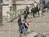 Varias personas huyen de la estación de Saint-Charles en Marsella después de que un hombre matara a dos personas con un cuchillo.
