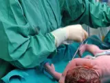 Un niño recién nacido.