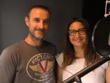 Los actores de doblaje Adelaida López y Claudio Serrano.