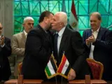 El miembro palestino del comité central de Al Fatah Azam al-Ahmed, y el líder del movimiento islamista Hamás Saleh al Aruri, tras la firma en El Cairo del acuerdo de reconciliación entre las dos facciones palestinas.