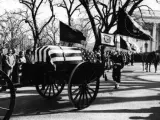 El ataúd del presidente John F. Kennedy, durante sus actos fúnebres en la Casa Blanca en Washington (Estados Unidos).