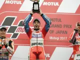 Andrea Dovizioso, flanqueado por Márquez y Petrucci, celebra su victoria en Japón.