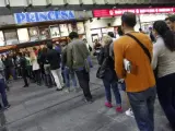 Decenas de personas hacen cola ante los cines Princesa de Madrid en la Fiesta del Cine.