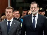 Mariano Rajoy, con Alberto Núñez Feijóo en el exterior de la Comisaría de Vigo.