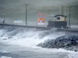 Fuerte oleaje en la costa del Condado de Clare (Irlanda). La isla aguarda en un estado de máxima alerta la llegada del huracán Ofelia, procedente de las Azores, que se espera que azote con lluvia y fuertes vientos ese territorio antes de desplazarse al norte y el oeste de Inglaterra.