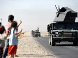 Un grupo de niños despiden al ejército iraquí durante su avance hacia el centro de la ciudad de Kirkuk (Irak). Las fuerzas iraquíes controlaron varias zonas de la provincia de Kirkuk -ocupada por los kurdos desde 2014- y continúan avanzando, mientras que el Gobierno kurdo aseguró que está dispuesto a defender el territorio.