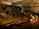 Sistema de cuevas más extenso del mundo gracias a sus 484 kilómetros de galerías en cinco alturas distintas. Está situada en Kentucky (Estados Unidos) y fue declarada parque nacional en 1941.