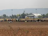 Un piloto militar ha fallecido en el accidente de un F-18 cuando despegaba de la base aérea de Torrejón de Ardoz (Madrid). En la foto, equipos de emergencia entre los restos del aparato siniestrado.