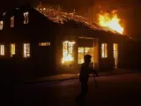 Un bombero, frente a una casa en llamas en la localidad de Ponte da Mocela, en Lousa, Portugal.