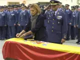 La ministra de Defensa, María Dolores de Cospedal, condecorando con la Cruz al Mérito Aeronáutico con Distintivo Amarillo, a título póstumo, al teniente del Ejército del Aire Fernando Pérez Serrano.