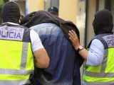 La Policía traslada a un sospechoso de enaltecimiento del terrorismo yihadista detenido en Madrid, el pasado 23 de mayo.