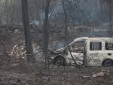 El coche donde fallecieron dos mujeres, víctimas del fuego, en la zona de Chandebrito en Nigrán (Pontevedra).