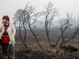 Una mujer llora ante el paisaje calcinado por el fuego, en la zona de Abelenda das Penas (Carballeda de Avia, en Ourense).