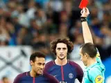 Momento en que el árbitro del encuentro entre el Paris Saint Germain y el Olympique de Marsella saca la tarjeta roja a Neymar.