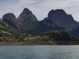 <p>El embalse refleja las montañas del Parque Regional Montaña de Riaño y Mampodre.</p>