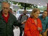 El hermano y la cuñada de la turista española María Esperanza Jiménez Ruiz llegan al hospital Miguel Couto en Río de Janeiro para obtener información sobre su fallecimiento.