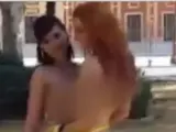 Dos mujeres desnudas ruedan escenas eróticas en Sevilla y en Granada.