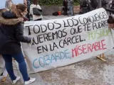 Amigos de las víctimas colocan una pancarta en la entrada de los juzgados de Cuenca donde se celebra la vista oral del juicio en el que se acusa a Sergio Morate de asesinar a Marina Okarinska y Laura del Hoyo en agosto de 2015.