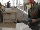 Un joven trabaja el mármol en Macael (Almería)