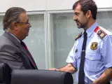 Ferrán López saluda al ministro de Interior, Juan Ignacio Zoido.