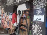 Un artista trabajando en un grafiti en el barrio Wynwood de Miami.