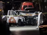 Autoridades investigan la escena de un crimen y la camioneta que condujo el autor del atentado en Manhattan en el que han muerto ocho personas y hay al menos 11 heridos.