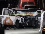 Autoridades investigan la escena de un crimen y la camioneta que condujo el autor del atentado en Manhattan en el que han muerto ocho personas y hay al menos 11 heridos.