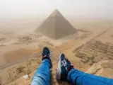 Andrej Ciesielski, un joven alemán de 18 años, ha escalado hasta lo más alto de una de las Siete Maravillas del Mundo, la pirámide de Keops, a plena luz del día. Eso sí, a riesgo de ser detenido ya que esta acción es ilegal en Egipto.