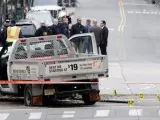 Varios miembros de la policía criminal investigan el lugar en el que un vehículo atropelló y mató a 8 personas e hirió a 11 en Nueva York.