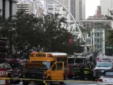 Vista de un bus escolar en la escena del crimen, donde colisionó el terrorista con la camioneta. El conductor se encuentra bajo custodia policial después de recibir disparos por parte de la policía.
