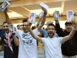 Varias personas celebran su compra del nuevo iPhone X, en una tienda Apple en Sídney (Australia).