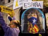 Una mujer, 'enjaulada' para protestar por las detenciones del exGovern catalán.