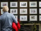 Dos personas observan la oferta inmobiliaria de una promotora.