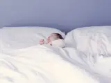 Bebé durmiendo en cama
