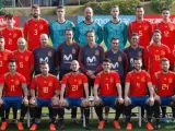 Los jugadores de la selección española con la nueva camiseta para el Mundial.