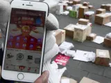 Un repartidor muestra unos paquetes a entregar durante el Día del Soltero, en Pekín.