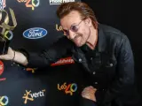 El cantante Bono, de la banda irlandesa U2, posa con el Golden Award, tras la gala de entrega de los Los40 Music Awards.