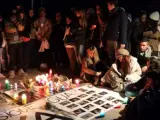 Familiares, amigos y conocidos de las cinco jóvenes muertas en la tragedia del Madrid Arena hace un año, durante la vigilia celebrada junto al pabellón para recordarlas.
