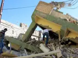 Dos hombres inspeccionan los restos de un edificio dañado tras el terremoto de 7,3 grados en la escala Richter registrado en la frontera entre Irán e Irak.