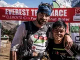 Suman Kulung y Luis Alberto Hernando tras una etapa de la Everest Trail Race 2017.