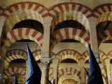 Una procesión recorre la Mezquita de Córdoba.