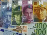 Varios billetes procedentes de la zona euro al lado de unos francos suizos.