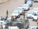 Un blindado del ejército bloquea la calle del Parlamento en Harare (Zimbabue). Tres ministros del Gobierno fueron detenidos por los militares que han tomado las calles de la capital.