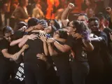 Un grupo de 'dreamers' abraza al cantante Alejandro Sanz en el escenario, tras recibir el cantante español el reconocimiento a "Persona del Año" durante los XVIII Premios Grammy Latino.