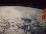 Imágenes de un meteorito cayendo sobre la Tierra.